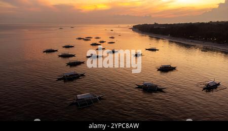 Blick aus der Vogelperspektive auf den Strand mit Fischerbooten in Bohol, Philippinen Stockfoto