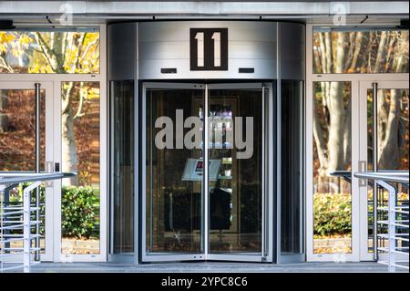 Zeitgenössischer Eingang eines Forschungszentrums der Freien Universität Brüssel ULB VUB in der Avenue de la Pleine in Ixelles, Belgien, 24. November 2024 Stockfoto