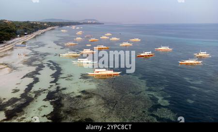 Blick aus der Vogelperspektive auf den Strand mit Fischerbooten in Bohol, Philippinen Stockfoto