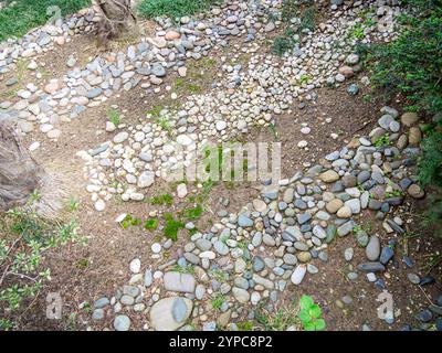 Dekoratives Design eines Teils des Ortes mit Streifen aus zerquetschtem Stein Stockfoto