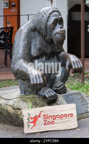 Statue von Ah Meng, einer weiblichen Sumatra-Orang-Utan im Zoo von Singapur Stockfoto