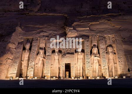 Ton- und Lichtshow im Tempel von Nefertari, Abu Simbel, Ägypten Stockfoto