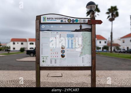 PORTO COVO, PORTUGAL-OKTOBER 7,2024: Wegweiser zum Rota vicentina Trail in der Hauptstraße von Porto Covo, Portugal, 2024. Stockfoto