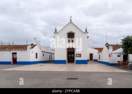 PORTO COVO, PORTUGAL-OKTOBER 7,2024: Kirche an der Hauptstraße von Porto Covo, Alentejo, Portugal, 2024. Stockfoto