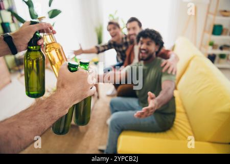 Foto von Firmenfreunden Arme halten Bier hängen am Wochenende moderne Innenwohnung drinnen Stockfoto