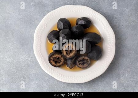 Handgemachte Marmelade aus frischen grünen Walnüssen. Bio-Walnusskonfitüre und Walnüsse. Stockfoto