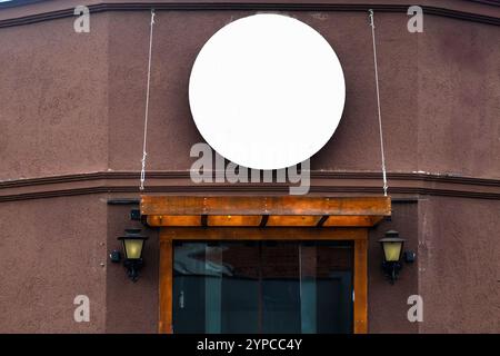 Rundes leeres Schild über der Eingangstür an der modernen Fassade einer Bar in Brasilien Stockfoto