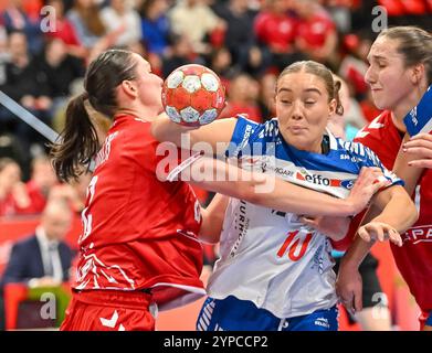 SUNA Krossteig Hansen (Faeroeer Inseln, #10) am Ball und im Duell mit Norma Goldmann (Schweiz, #15) SUI, Schweiz - Faeroeer Inseln, Frauen-Handball, Frauen EHF EURO 2024, Gruppe C, 29.11.2024 Foto: Eibner-Pressefoto/Thomas Hess Stockfoto