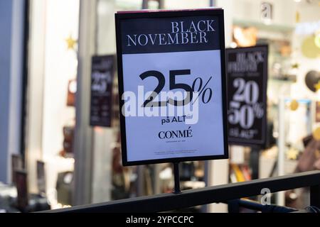 Kopenhagen, Kopenhagen, Dänemark. November 2024. Ein Black Friday-Schild am Freitag, 29. November 2024 (Foto: © Kristian Tuxen Ladegaard Berg/ZUMA Press Wire) NUR ZUR REDAKTIONELLEN VERWENDUNG! Nicht für kommerzielle ZWECKE! Stockfoto