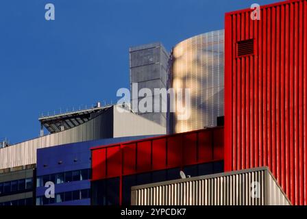 Sonnenlicht erzeugt interessante Reflexionen auf den metallischen Fassaden moderner Gebäude in New York City, USA Stockfoto