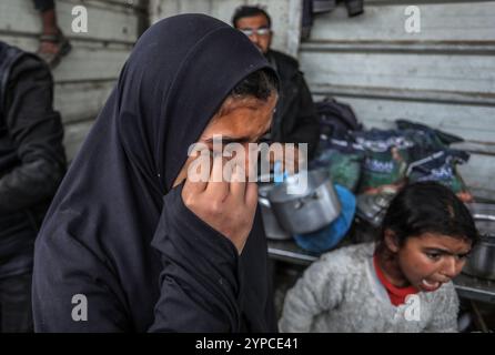 Gaza, Gaza. November 2024. Palästinensische Kinder weinen in der Menge, während sie am Freitag, den 29. November 2024, in Khan Yunis im Süden Gazastreifens nach Essen suchen, das in einer Wohltätigkeitsküche gekocht wurde. Palästinenser, darunter auch Kinder, die vor den Angriffen der israelischen Armee entkommen sind und in Khan Yunis Zuflucht gesucht haben, warten in der Schlange auf Mahlzeiten, die von Wohltätigkeitsorganisationen verteilt werden, während die Angriffe Israels in Gaza fortgesetzt werden. Foto: Anas Deeb/UPI Credit: UPI/Alamy Live News Stockfoto