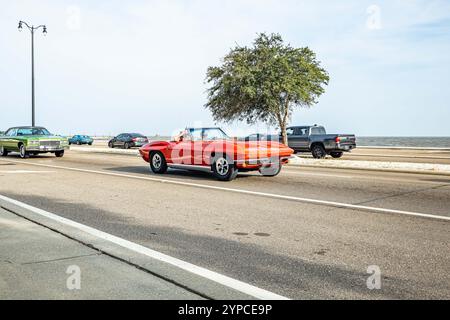 Gulfport, MS - 04. Oktober 2023: Weitwinkelansicht eines 1964er Chevrolet Corvette Cabriolets auf einer lokalen Autoshow. Stockfoto
