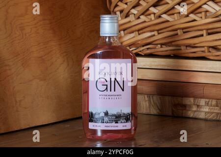 Flasche Reykjavik Pink Gin, Erdbeere Gin auf rustikalem Hintergrund mit Kopierraum Stockfoto