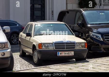 WIEN, ÖSTERREICH - 28. JULI 2021: Mercedes-Benz 190 W201 historische Limousine parkt auf den Straßen Wiens Stockfoto