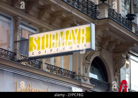 WIEN, ÖSTERREICH - 28. JULI 2021: Sturmayr Coiffeure Haarstudio-Banner über der Ladenfront in Wien Stockfoto