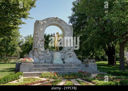 WIEN, ÖSTERREICH - 29. JULI 2021: Johann Strauss-Denkmal im Stadtpark in Wien Stockfoto