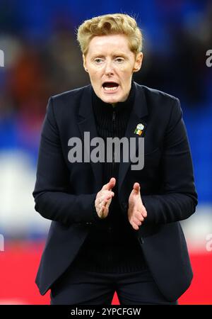 Trainer der Republik Irland Eileen Gleeson vor dem ersten Leg der Qualifikation zur UEFA Women's Euro 2025, Runde zwei im Cardiff City Stadium, Wales. Bilddatum: Freitag, 29. November 2024. Stockfoto