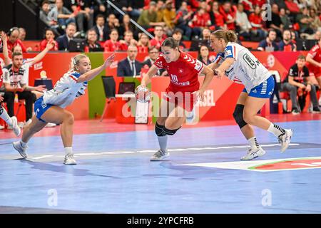 Daphne Gautschi (Schweiz, #10) am Ball und im Duell mit Suna Krossteig Hansen (Färöer Inseln, #10) SUI, Schweiz - Färöer Inseln, Frauen-Handball, Frauen EHF EURO 2024, Gruppe C, 29.11.2024 Foto: Eibner-Pressefoto/Thomas Hess Stockfoto