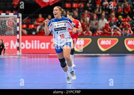 SUNA Krossteig Hansen (Färöer Inseln, #10) jubelt nach ihrem Treffer. SUI, Schweiz - Färöer Inseln, Frauen-Handball, EHF EURO 2024, Gruppe C, 29.11.2024 Foto: Eibner-Pressefoto/Thomas Hess Stockfoto