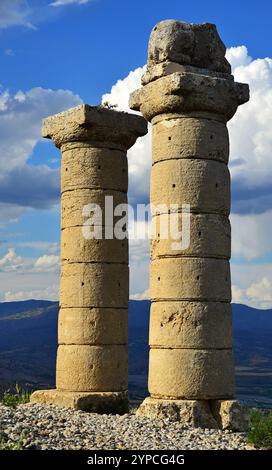 Das Karakus Tumulus befindet sich in Adıyaman, Türkei und ist eine antike Touristenattraktion. Stockfoto