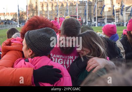 London, Großbritannien. November 2024. Die Unterstützer des Assisted Dying Bill umarmen sich auf dem Parliament Square, als sie die Nachricht hörten. Die MPS haben dafür gestimmt, dass tödlich kranke Menschen sterben. Quelle: SOPA Images Limited/Alamy Live News Stockfoto