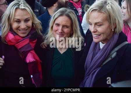 London, England, Großbritannien. November 2024. KIM LEADBEATER, der Labour-Abgeordnete, der den „Assisted Dying Bill“ vorstellte, mit SOPHIE BLAKE (links), einer Aktivistentin und Krebspatientin, und REBECCA WILCOX (rechts), der Tochter von Esther Rantzen, die an terminalem Lungenkrebs litt, begrüßen Unterstützer auf dem Parlamentsplatz nach der Abstimmung. Die MPS haben dafür gestimmt, dass tödlich kranke Menschen sterben. (Kreditbild: © Vuk Valcic/ZUMA Press Wire) NUR REDAKTIONELLE VERWENDUNG! Nicht für kommerzielle ZWECKE! Stockfoto