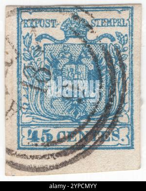 ÖSTERREICH-ITALIEN (Lombardei Venetien) — 21. Januar 1855: 45 Centesimo-blaue Briefmarke mit dem Wappen der österreichischen Monarchie. Der Doppeladler des Herrscherhauses Habsburg-Lothringen wurde von den gemeinsamen kaiserlichen und königlichen (k. u. k.) Institutionen Österreich-Ungarns oder der Doppelmonarchie verwendet. Das Königreich Lombardei-Venetien (lombardo-venezianisches Königreich) war ein Königreich im Norden Italiens, das Teil des Österreichischen Reiches war. Mailand und Venedig waren die beiden wichtigsten Städte. Die Lombardei wurde 1859 an Sardinien annektiert und Venetien 1866 an das Königreich Italien Stockfoto