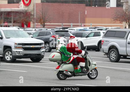 Selinsgrove, Usa. November 2024. Mitglieder der Santa Scooter Brigade fahren am Black Friday, 29. November 2024, mit einem Vespa-Roller durch den Parkplatz des Monroe Marketplace Shopping Center in Selinsgrove, Pa. (Foto: Paul Weaver/SipaUSA) Credit: SIPA USA/Alamy Live News Stockfoto