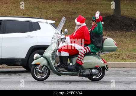 Selinsgrove, Usa. November 2024. Mitglieder der Santa Scooter Brigade fahren am Black Friday, 29. November 2024, mit einem Vespa-Roller am Monroe Marketplace Shopping Center in Selinsgrove, Pa. Vorbei. (Foto: Paul Weaver/SipaUSA) Credit: SIPA USA/Alamy Live News Stockfoto