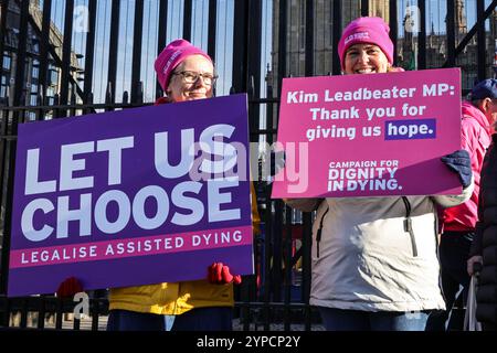 London, Großbritannien. November 2024. Aktivisten für und gegen die unterstützte Dying Bill-Kundgebung und Protest auf dem Parlamentsplatz und vor den Toren des Unterhauses vom frühen Morgen bis zur heutigen Abstimmung mit Spruchbändern, Plakaten und Schildern. Viele, die gekommen sind, sind persönlich vom möglichen Ergebnis des Gesetzes betroffen. Quelle: Imageplotter/Alamy Live News Stockfoto