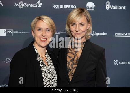 Düsseldorf, Deutschland. November 2024. Von links nach rechts Christina OBERGFOELL, Obergfoll, ehemalige Speerwerferin, Heike DRECHSLER, ehemalige Athletin, Verleihung des Deutschen Nachhaltigkeitspreises am 29. November 2024 in Düsseldorf. Quelle: dpa/Alamy Live News Stockfoto