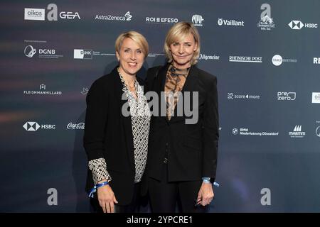 Düsseldorf, Deutschland. November 2024. Von links nach rechts Christina OBERGFOELL, Obergfoll, ehemalige Speerwerferin, Heike DRECHSLER, ehemalige Athletin, Verleihung des Deutschen Nachhaltigkeitspreises am 29. November 2024 in Düsseldorf. Quelle: dpa/Alamy Live News Stockfoto