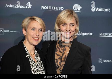 Düsseldorf, Deutschland. November 2024. Von links nach rechts Christina OBERGFOELL, Obergfoll, ehemalige Speerwerferin, Heike DRECHSLER, ehemalige Athletin, Verleihung des Deutschen Nachhaltigkeitspreises am 29. November 2024 in Düsseldorf. Quelle: dpa/Alamy Live News Stockfoto