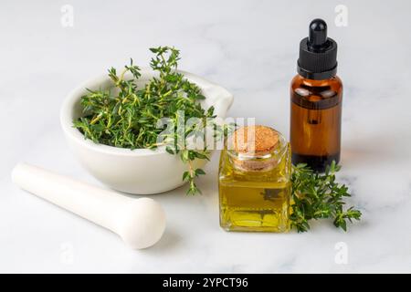 Flasche ätherisches Thymianöl mit frischem Thymian Stockfoto