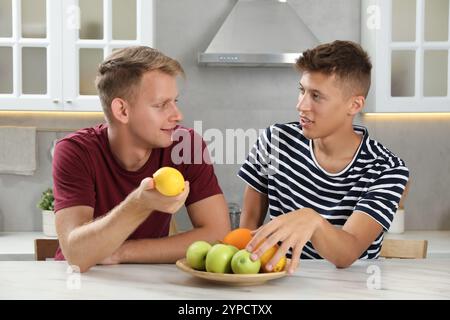 Junge Brüder verbringen gemeinsam Zeit in der Küche Stockfoto
