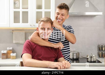 Familienporträt glücklicher Brüder in der Küche Stockfoto