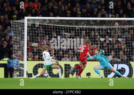 Cardiff, Großbritannien. November 2024. Lily Woodham aus Wales (2) erzielt ihr Team das 1. Tor. Wales Frauen gegen Republik Irland Frauen, Qualifikation für die UEFA-Frauen-Euro-Meisterschaft spielen im Endspiel, 1. Leg im Cardiff City Stadium in Cardiff, Südwales am Freitag, den 29. November 2024. Nur redaktionelle Verwendung, Bild von Andrew Orchard/Andrew Orchard Sportfotografie/Alamy Live News Credit: Andrew Orchard Sportfotografie/Alamy Live News Stockfoto