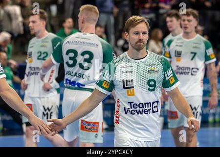 Andreas Flodman (Frisch Auf! Goeppingen, #09) klatscht nach der Niederlage mit seinen Mannschaftskollegen traurig ab. HC Erlangen vs. FRISCH AUF Goeppingen, Handball, 1. Handball-Bundesliga, Saison 2024/2025, 12. Spieltag, 29.11.2024 Foto: Eibner/Ardan Fuessmann Stockfoto