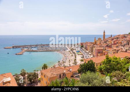 Menton, Frankreich - 18. August 2024: Blick auf das Dorf an der französischen riviera mit blauem Himmel und Meer Stockfoto