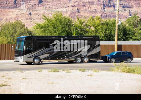Großer Newmar Dutch Star 4369 amerikanischer Wohnmobil fährt auf einer Autobahn mit Auto im Schlepptau Stockfoto