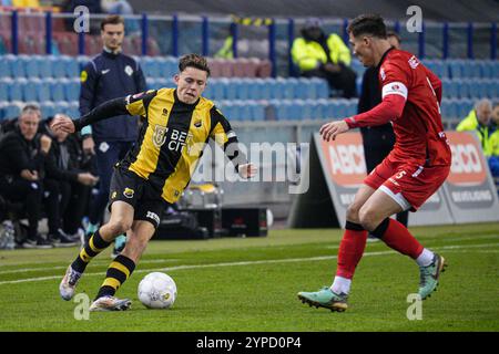 Arnheim, Niederlande. November 2024. ARNHEM, NIEDERLANDE - 29. NOVEMBER: Enzo Cornelisse von Vitesse dribbelt während des niederländischen Keuken Kampioen Divisie-Spiels zwischen Vitesse und Helmond Sport am 29. November 2024 im GelreDome in Arnhem, Niederlande. (Foto von Gabriel Calvino Alonso/Orange Pictures) Credit: Orange Pics BV/Alamy Live News Stockfoto