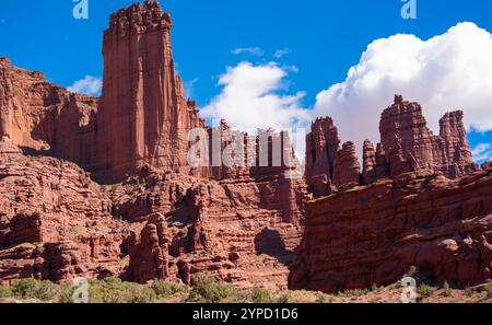 Erstaunliche Gesteinsformationen aus rotem, braunem und gelbem Gesteinshämatit und Eisenoxid in Utah USA Stockfoto