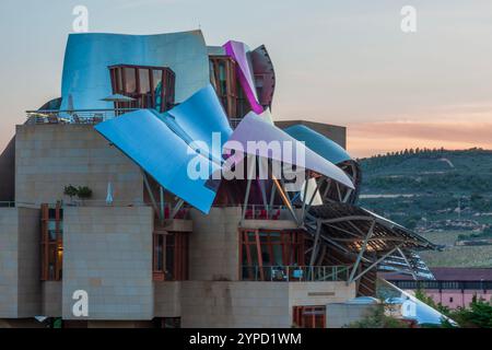 Spanien baskische Provinzen Rioja mit La Guardia Marques de Riscal Weinkellerarchitektur Wellen Urlaub Reisen Stockfoto