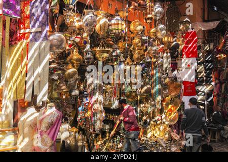 Bunte Lampen im Souk von Marrakesch, Marokko, Afrika Stockfoto