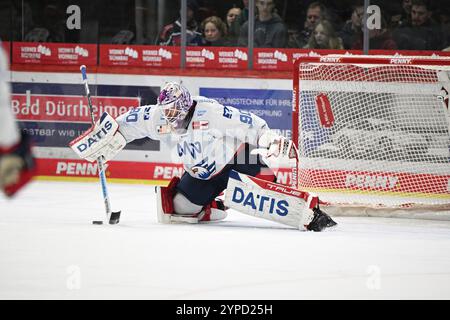 Schwenningen, Deutschland. November 2024. Felix Brueckmann (Adler Mannheim #90) Schwenninger Wild Wings gegen Adler Mannheim, Eishockey, DEL, Spieltag 21, Saison 2024/2025, 29.11.2024 Foto: Eibner-Pressefoto/Sven Laegler Credit: dpa/Alamy Live News Stockfoto