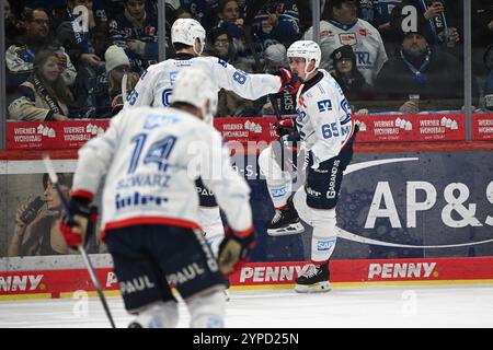 Schwenningen, Deutschland. November 2024. Jubel bei Marc Michaelis (Adler Mannheim #65) Schwenninger Wild Wings gegen Adler Mannheim, Eishockey, DEL, Spieltag 21, Saison 2024/2025, 29.11.2024 Foto: Eibner-Pressefoto/Sven Laegler Credit: dpa/Alamy Live News Stockfoto