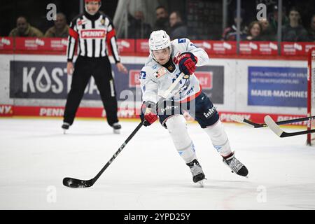 Schwenningen, Deutschland. November 2024. Kristian Reichel (Adler Mannheim #11) Schwenninger Wild Wings gegen Adler Mannheim, Eishockey, DEL, Spieltag 21, Saison 2024/2025, 29.11.2024 Foto: Eibner-Pressefoto/Sven Laegler Credit: dpa/Alamy Live News Stockfoto