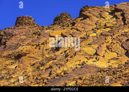 Runde Gräber aus ungeschnittenen Steinen, Bienenstockgräber mit gespaltenen Felsplatten davor, in der Nähe der Stadt Al Ayn, Arabische Halbinsel, Sultanat Oman Stockfoto