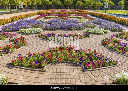 Park mit Blumen vor der Sultan-Qaboos-Moschee, Muskat, Arabische Halbinsel, Sultanat Oman Stockfoto