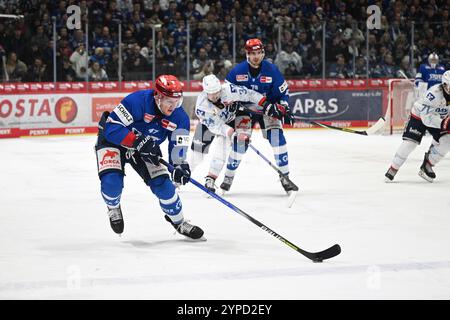 Schwenningen, Deutschland. November 2024. Alexander Karachun (Schwenninger Wild Wings #47) Schwenninger Wild Wings gegen Adler Mannheim, Eishockey, DEL, Spieltag 21, Saison 2024/2025, 29.11.2024 Foto: Eibner-Pressefoto/Sven Laegler Credit: dpa/Alamy Live News Stockfoto